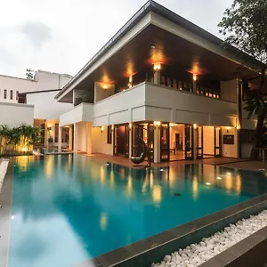**** Hotel Court & Sri Lanka